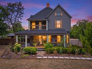 1005 N Trinity Street - Photo 1