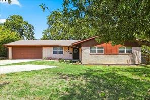 403 E Huitt Lane - Photo 1