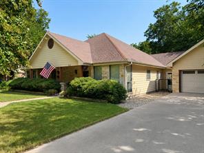527 W Roberts Street - Photo 1