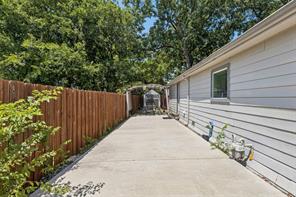 605 E Graham Street - Photo 25