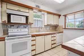 322 Hillcroft Drive - Photo 12
