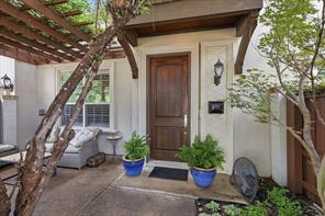 605 Montgomery Street - Photo 2