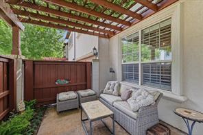 605 Montgomery Street - Photo 3