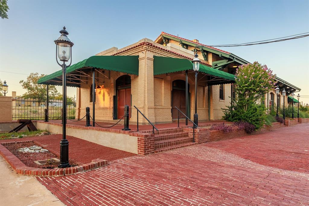 505 N Bridge Street - Photo 1