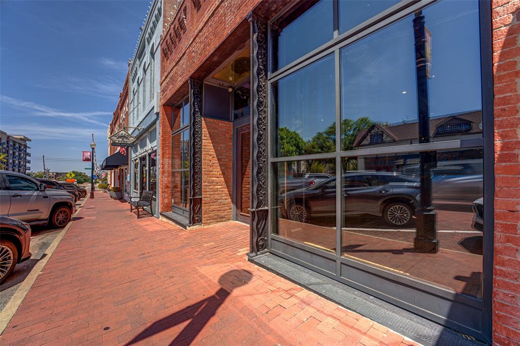 1013 E 15th Street - Photo 4