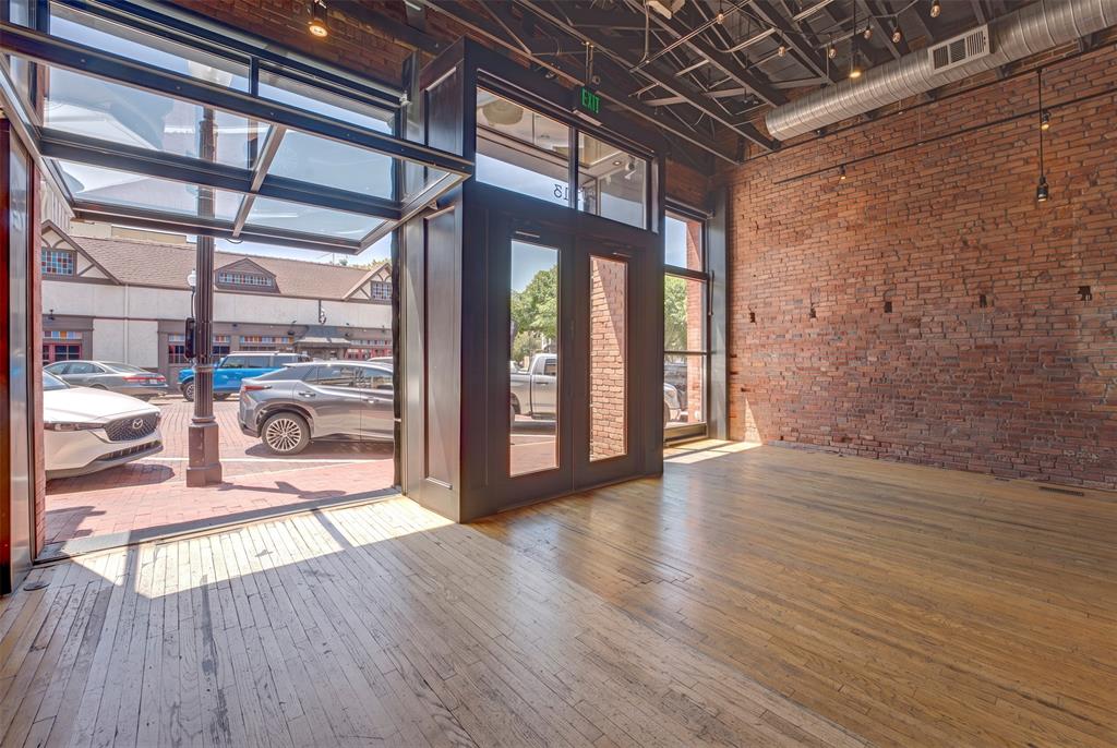 1013 E 15th Street - Photo 6