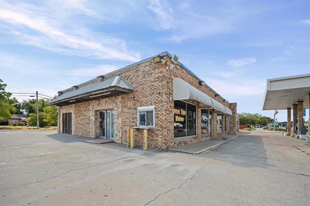 407 W Ennis Avenue - Photo 1