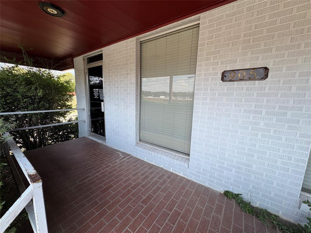 905 N Travis Street - Photo 1