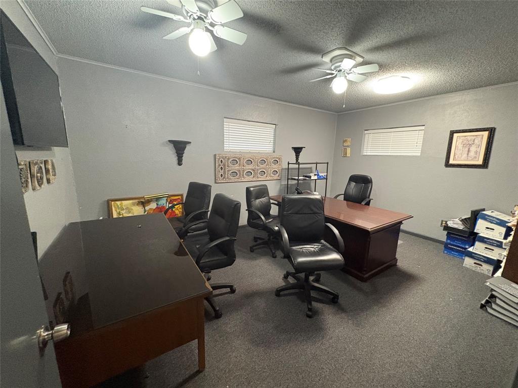 905 N Travis Street - Photo 18