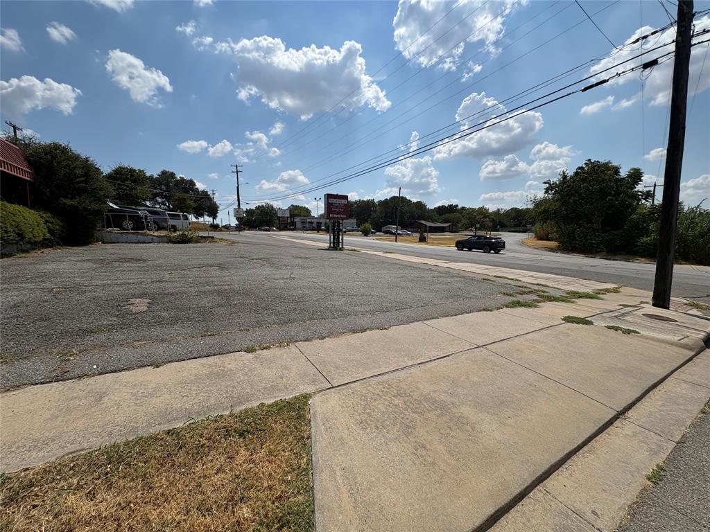 905 N Travis Street - Photo 2