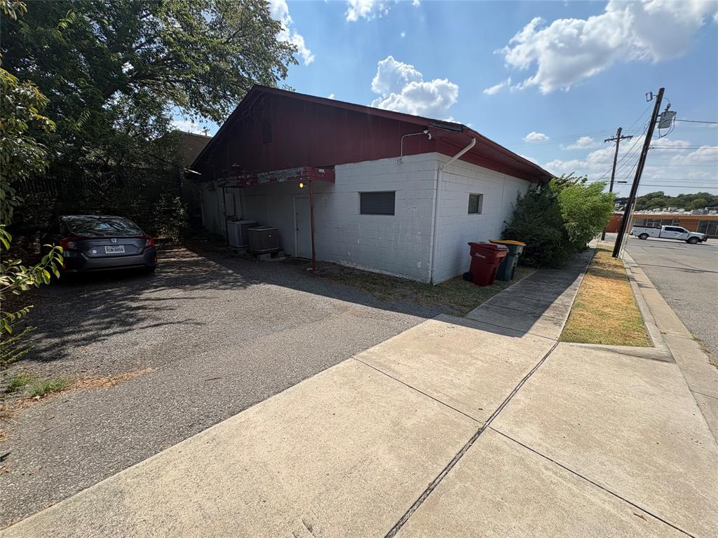 905 N Travis Street - Photo 5