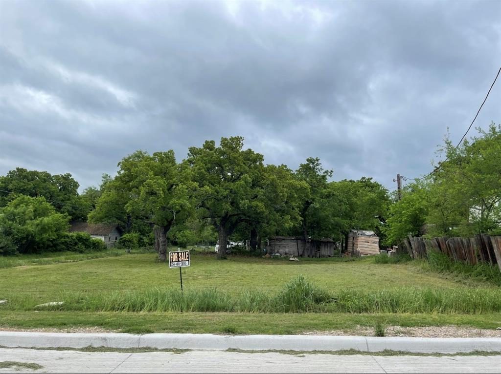 916 W Moss Street - Photo 1