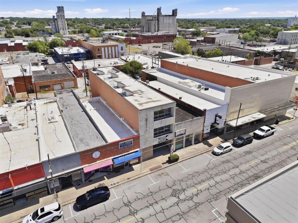 213 N Travis Street - Photo 1