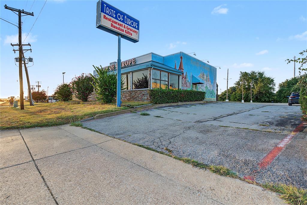 1901 W Pioneer Parkway - Photo 1