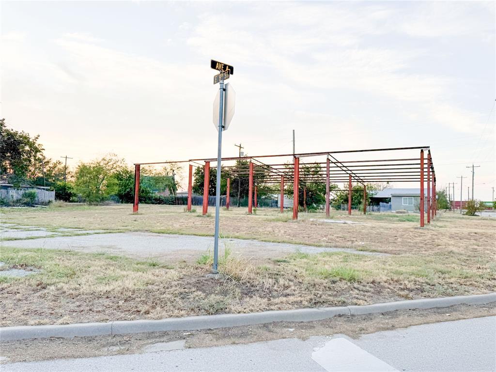 511 E 8th Street - Photo 1