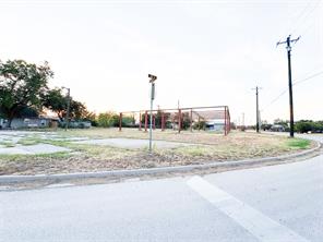 511 E 8th Street - Photo 2