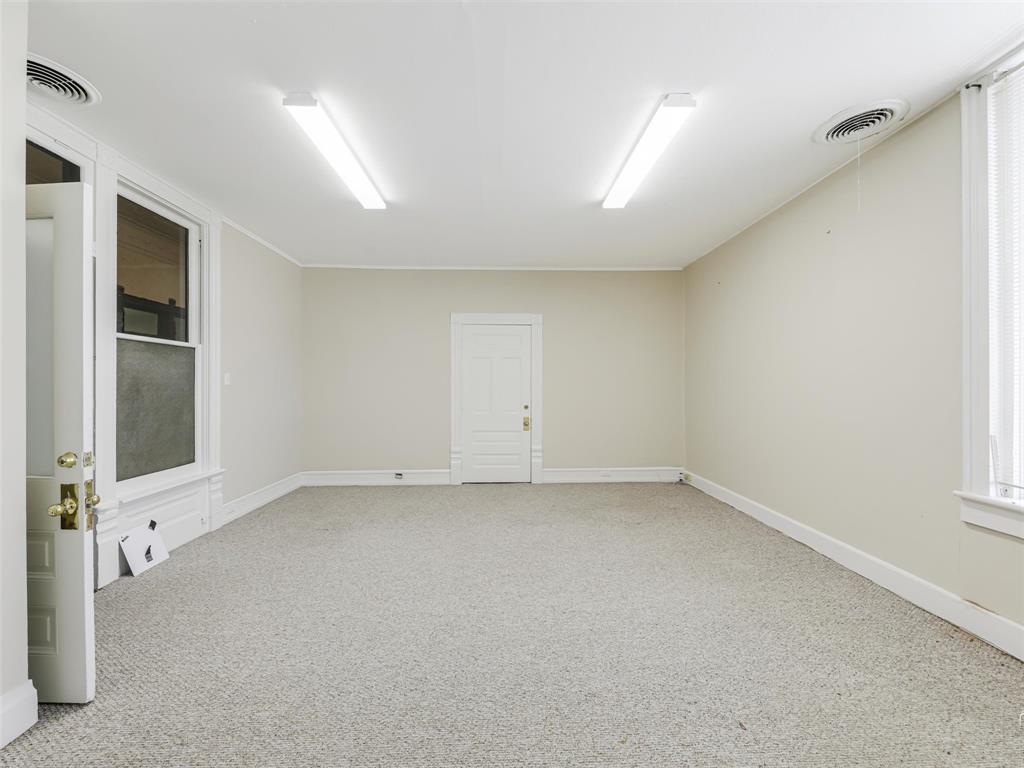 109-111 N Travis Street - Photo 13