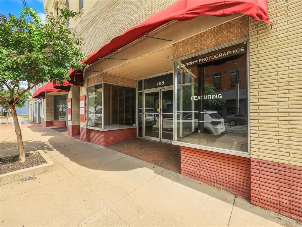 109-111 N Travis Street - Photo 2