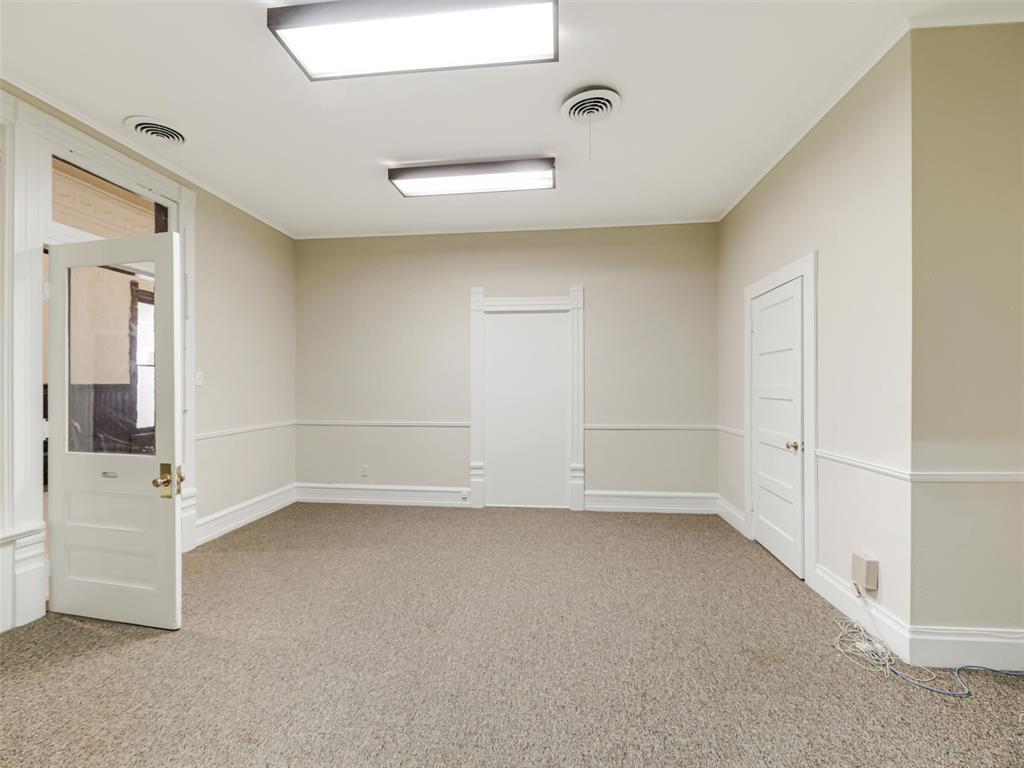 109-111 N Travis Street - Photo 23