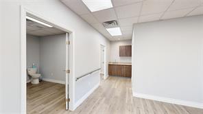 814 W Broadway - Photo 16