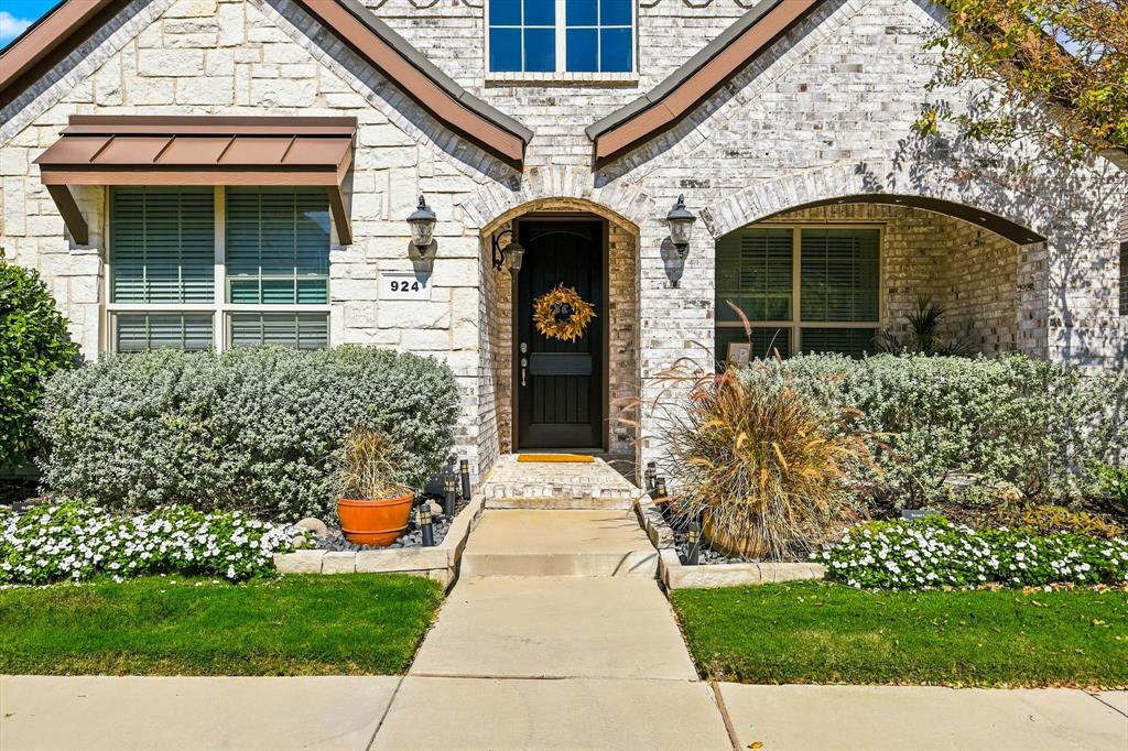 924 Plaza Lane - Photo 2