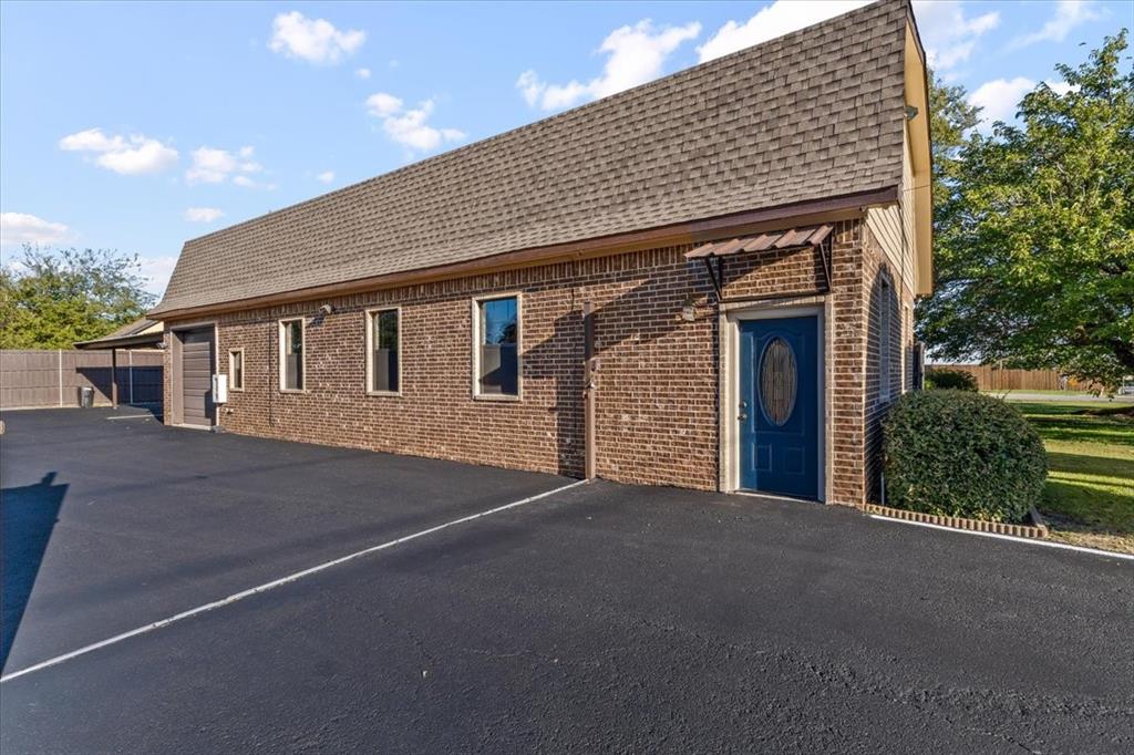 207 N Tarrant Street - Photo 1
