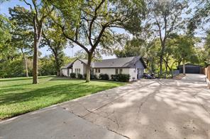 1013 Fairway Road - Photo 2