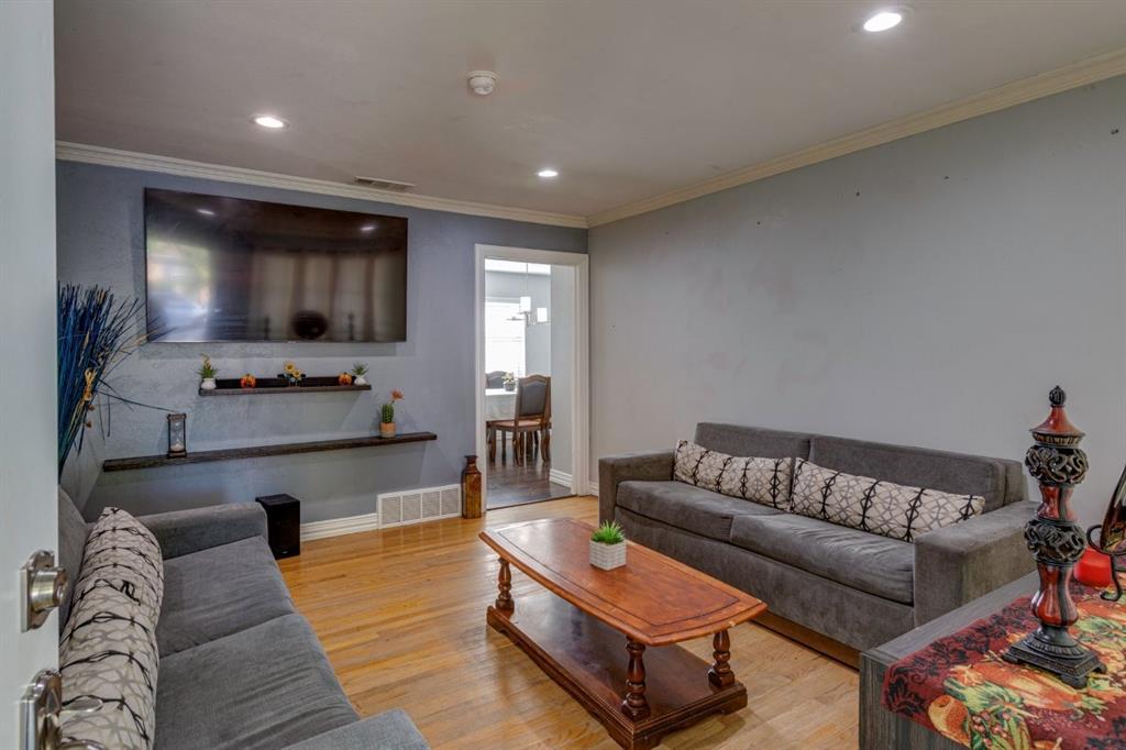 1600 Summit Street - Photo 3