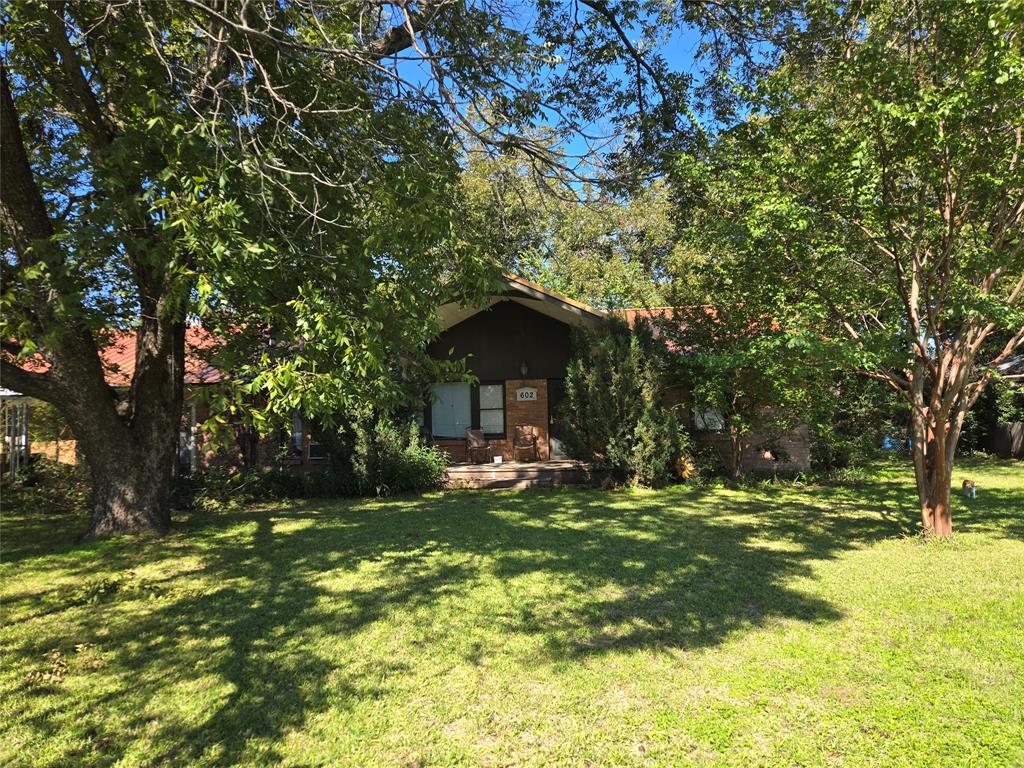 602 W Austin Street - Photo 1