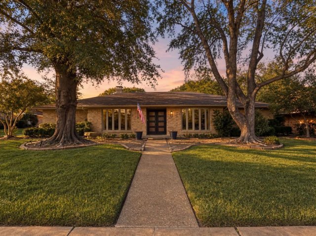 705 Rochelle Boulevard