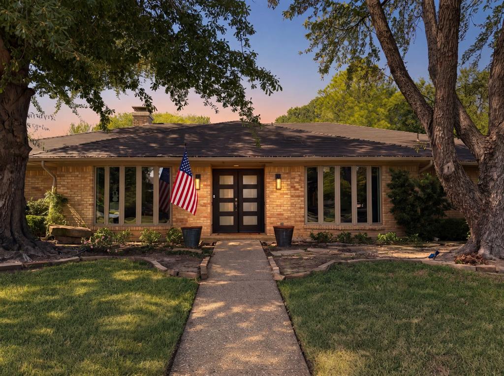 705 Rochelle Boulevard - Photo 2