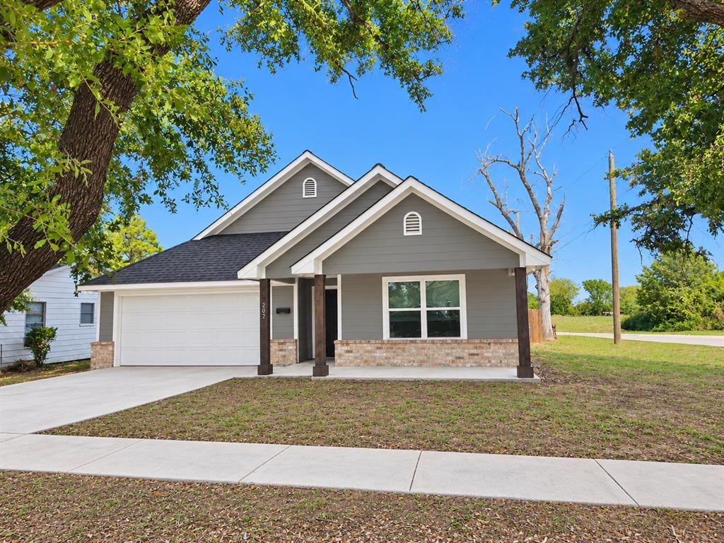 207 E Mccoulskey Street - Photo 1