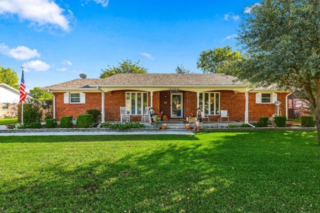2004 Maplewood Drive