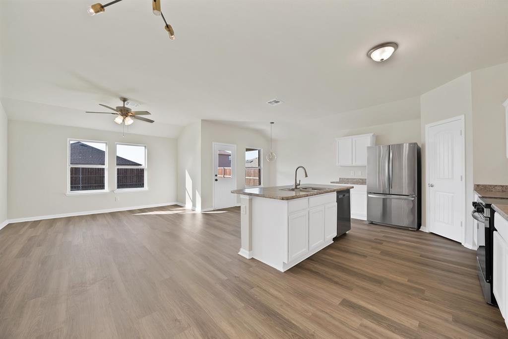 411 Azalea Drive - Photo 3