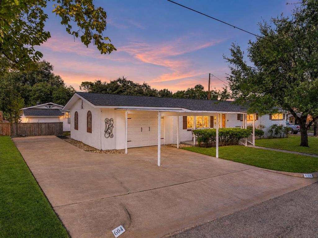 604 Crestview Drive - Photo 1