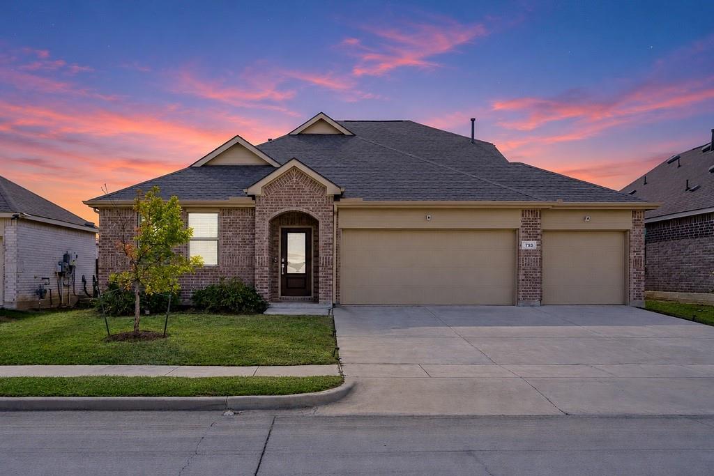 793 Hawthorn Street - Photo 1