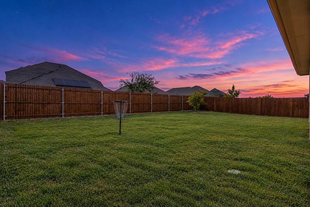 793 Hawthorn Street - Photo 32