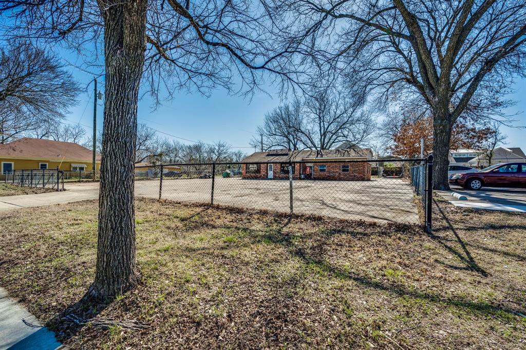402 W Belt Line Road - Photo 2