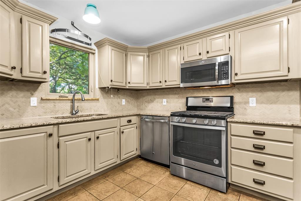 924 Sylvania Drive - Photo 16