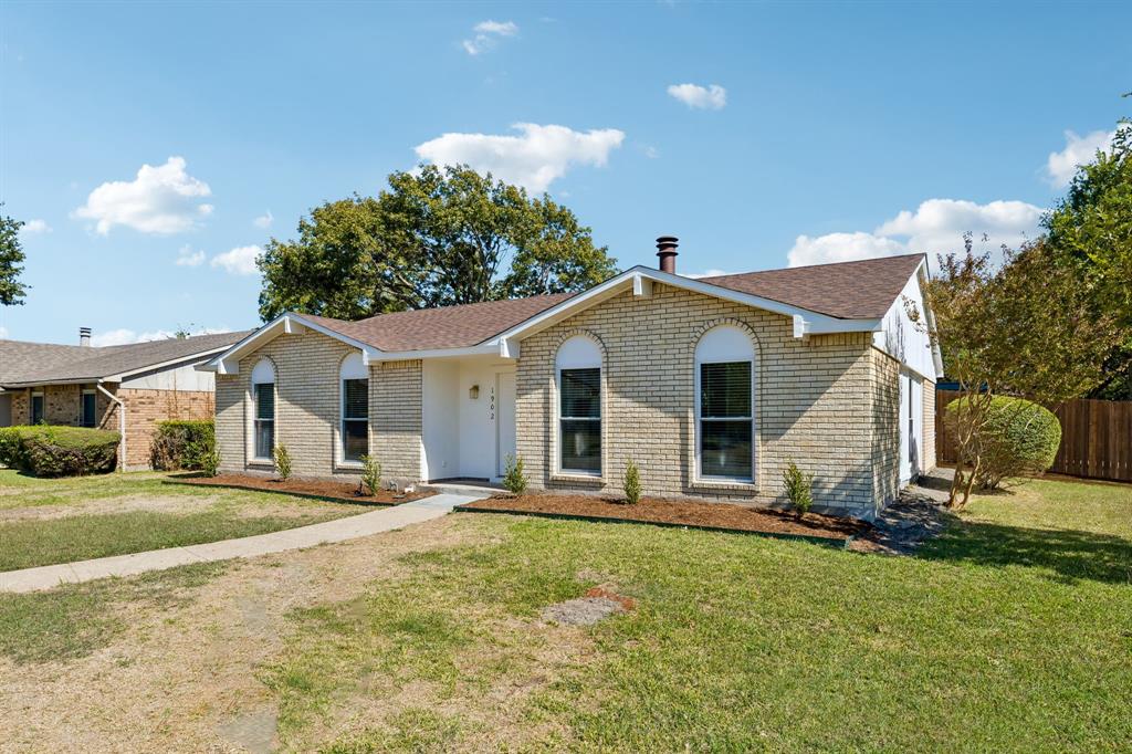 1902 Edna Smith Drive - Photo 2