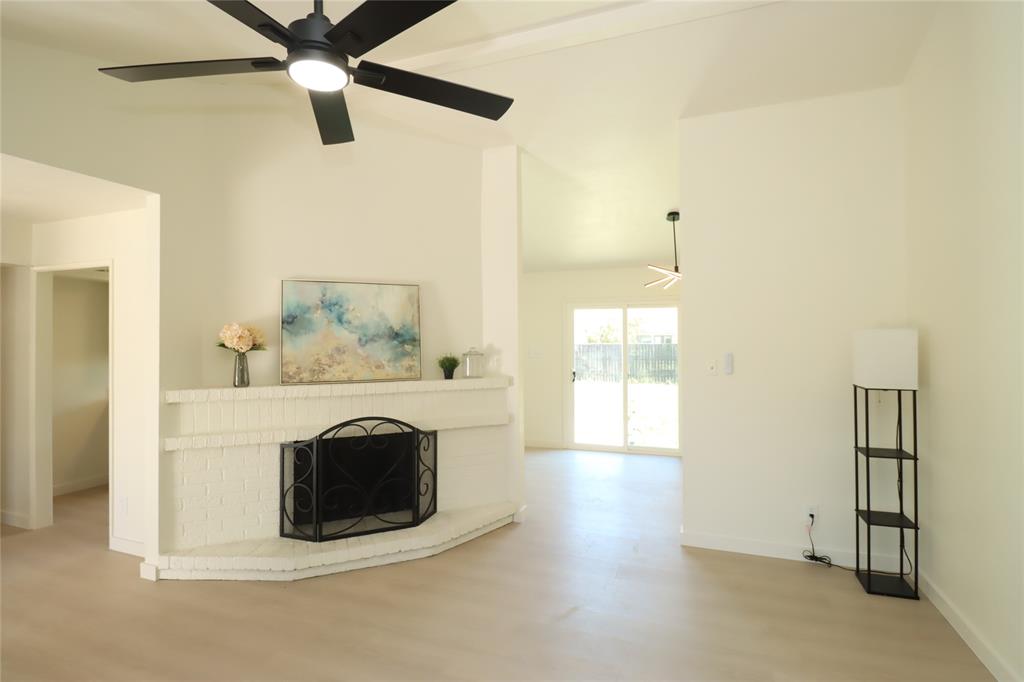 1518 Burgundy Street - Photo 2