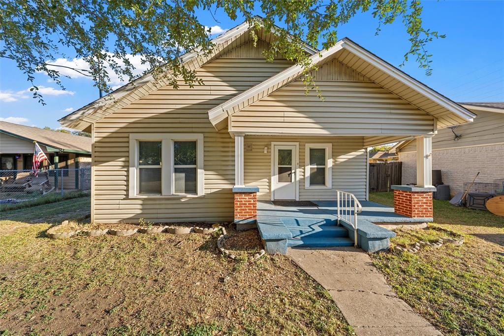302 W Elm Street - Photo 1