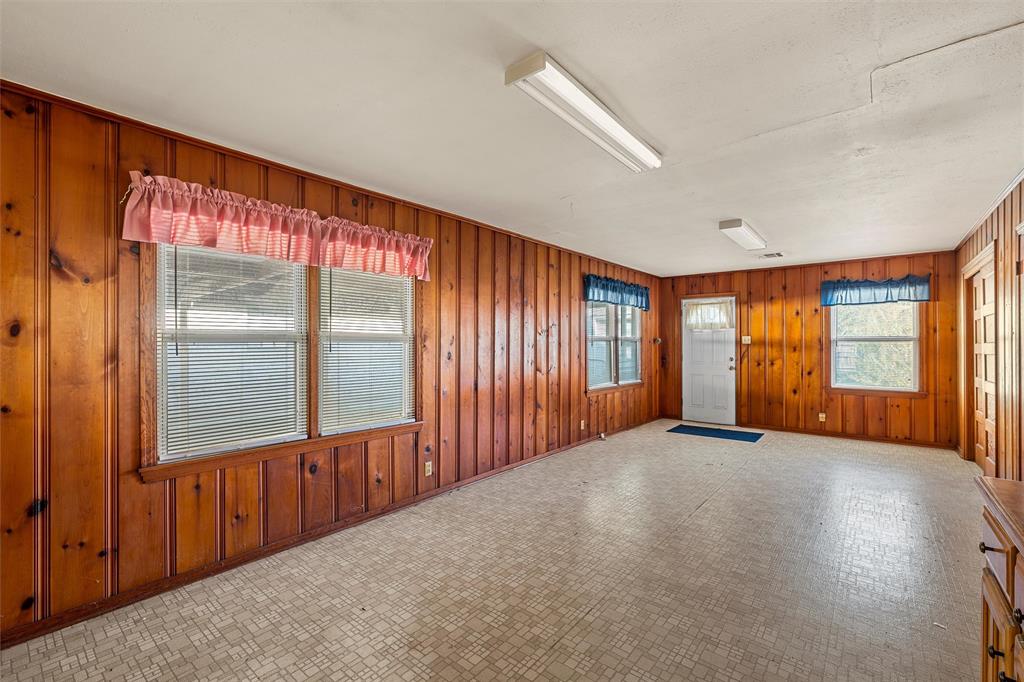 302 W Elm Street - Photo 5