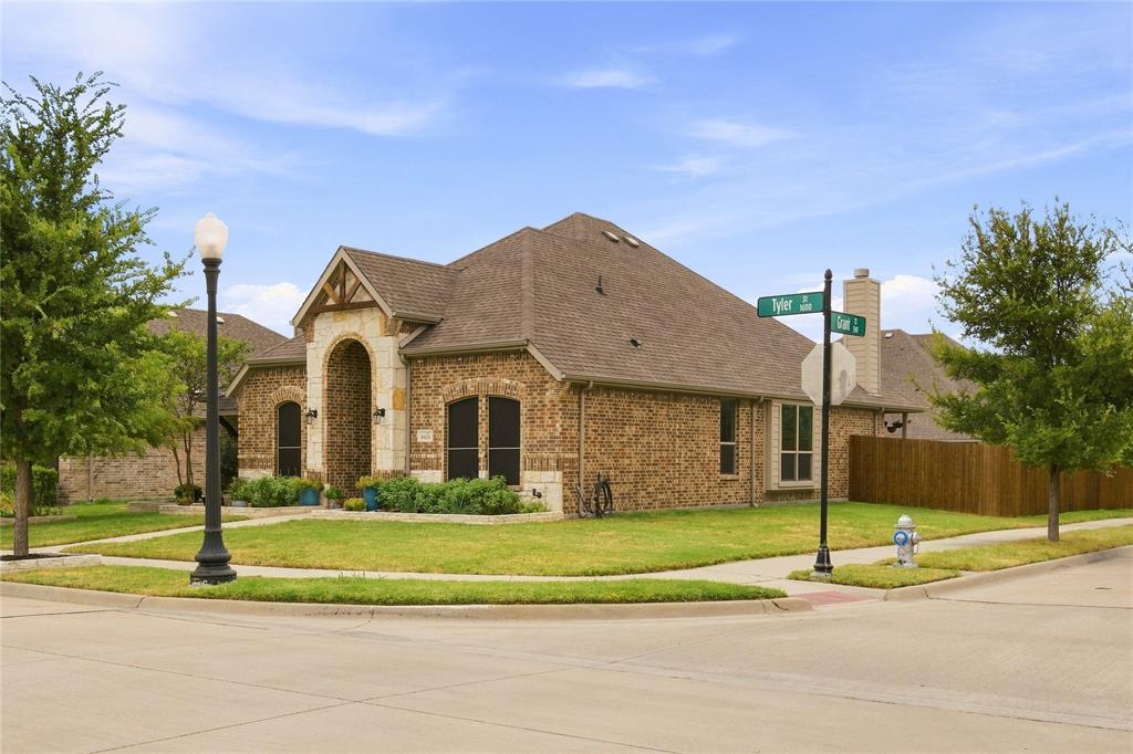 1612 Tyler Street - Photo 2