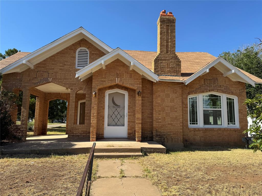 604 E 9TH Street - Photo 1
