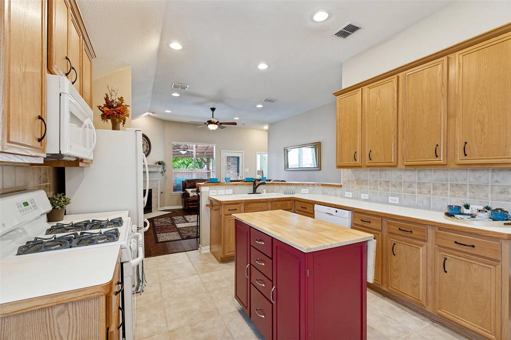 8201 Clear Bay - Photo 9