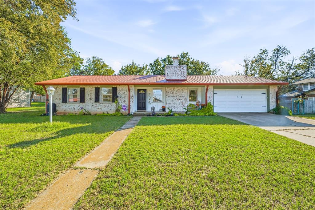 632 E Ross Avenue - Photo 1