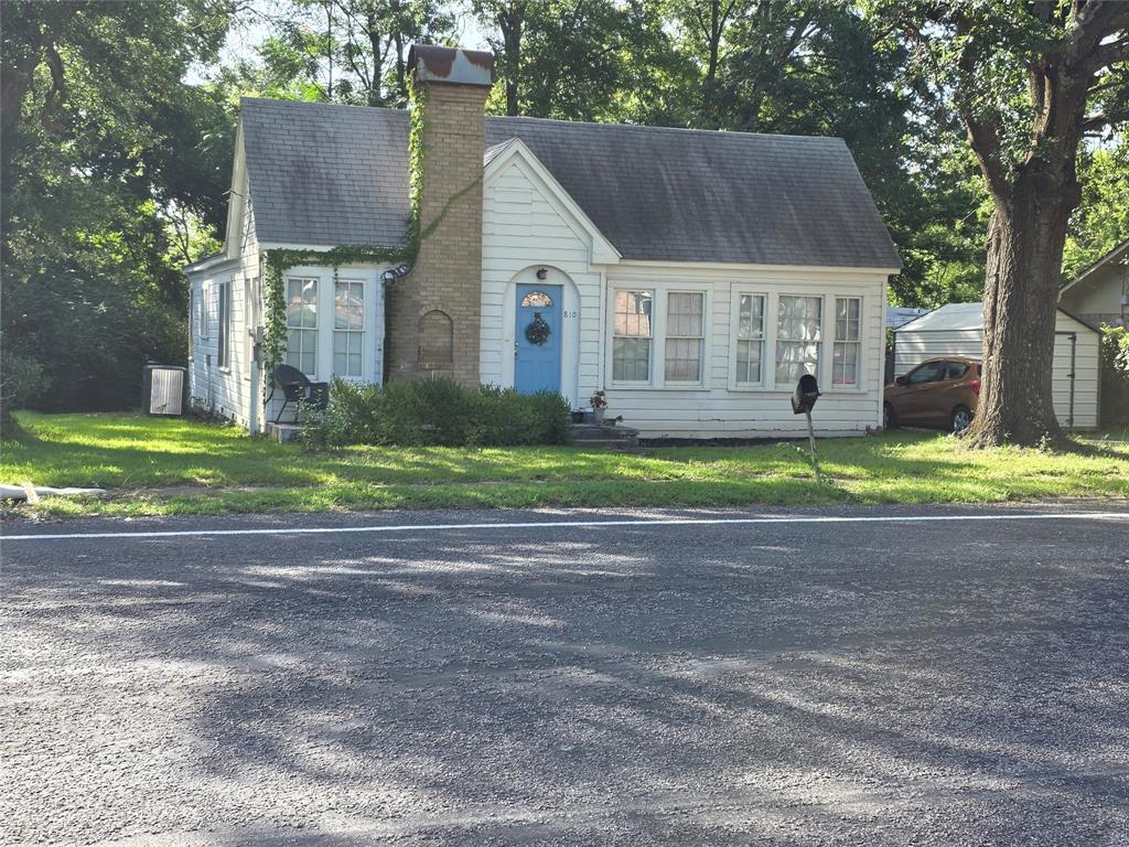 810 N Main - Photo 1
