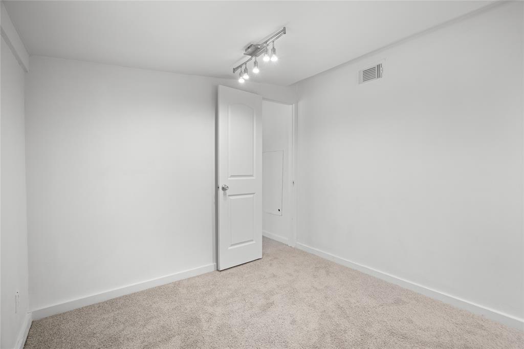 2005 Tisinger Avenue - Photo 8