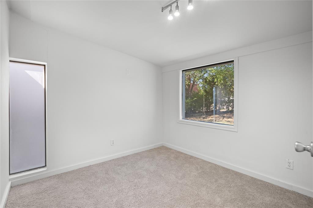 2005 Tisinger Avenue - Photo 9
